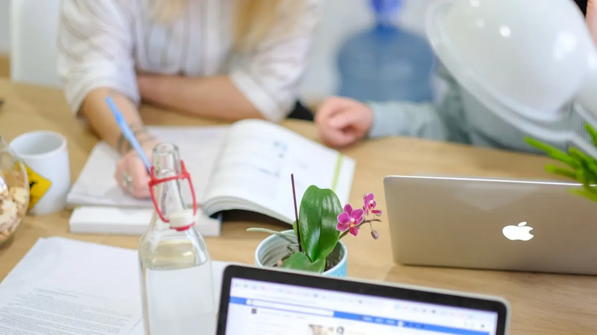 Team arbeitet gemeinsam an einem Mac-Arbeitsplatz — Mac-Support im Unternehmen als Teil von Managed IT