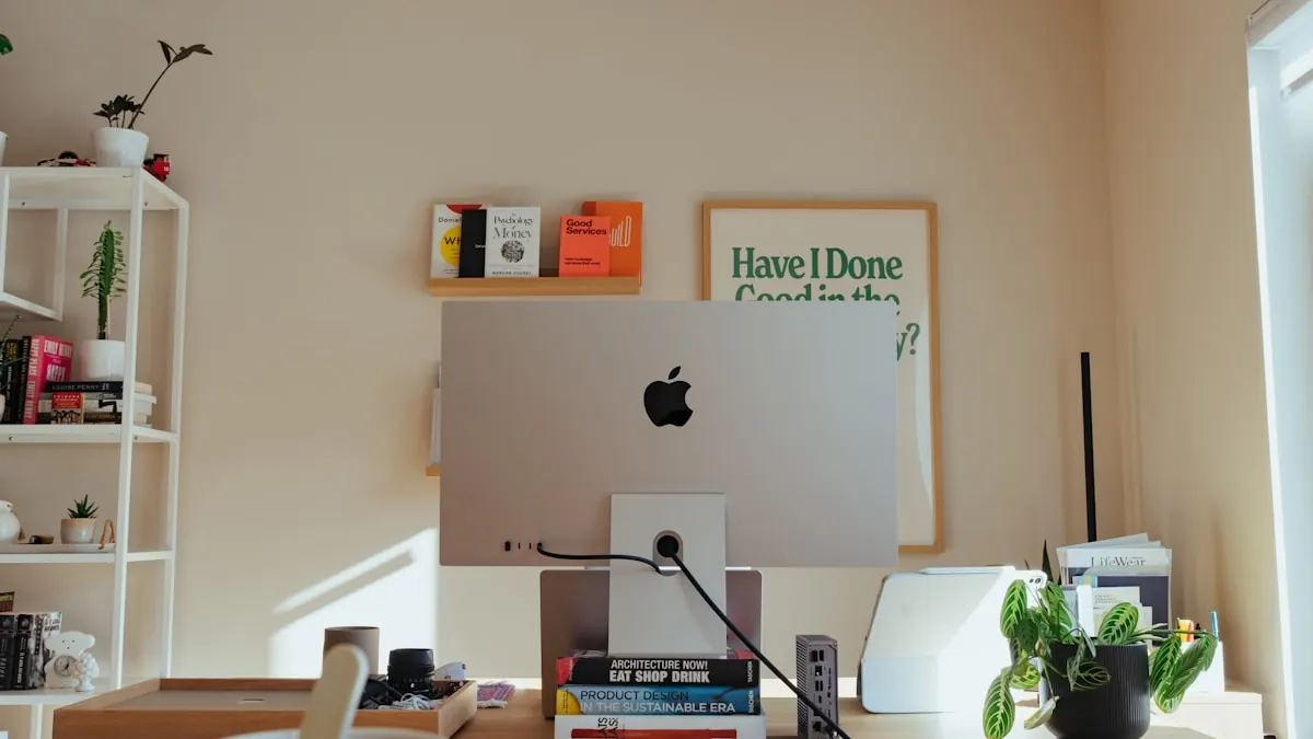 macOS-Arbeitsplatz mit iMac im Unternehmen — typisches Setup in Agenturen und Architekturbüros