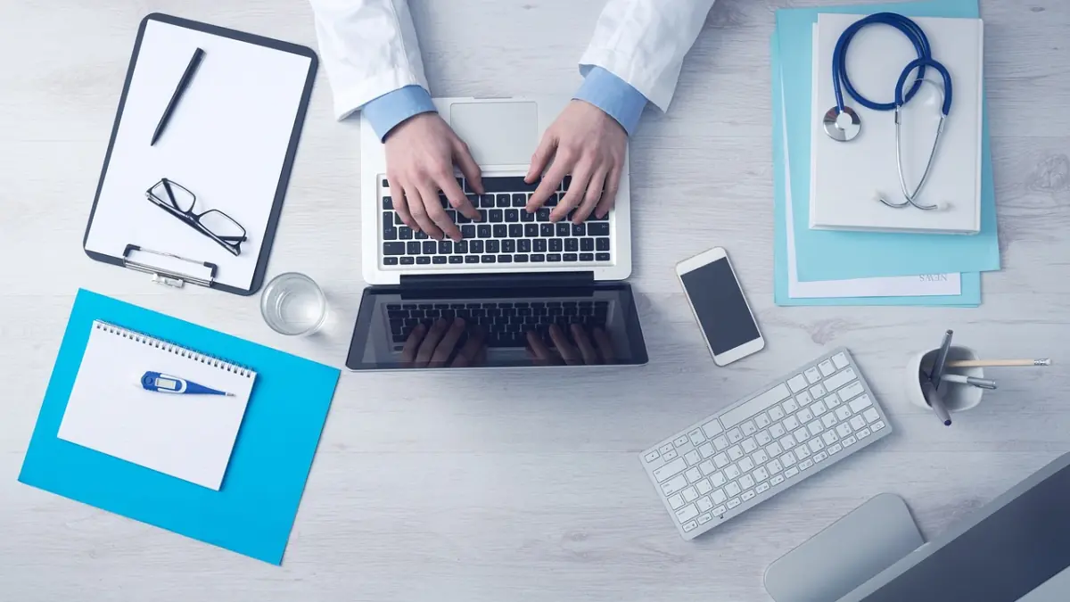 Medizintechnik-IT — Arbeitsplatz mit Klinik-Anbindung in einer Lübecker Einrichtung