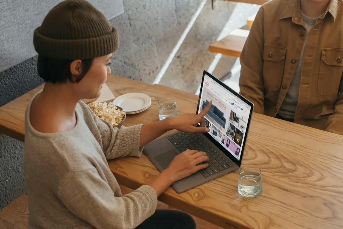 Zwei Mitarbeiter arbeiten gemeinsam an einem Microsoft Surface mit Microsoft 365 und Word 365