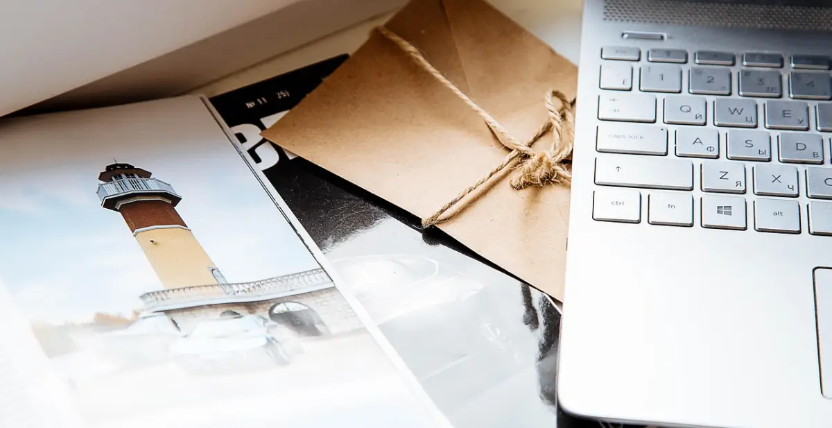 Team-Meeting mit Laptop — Microsoft 365 Business Standard für Windows 11 im Einsatz