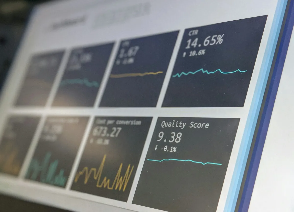 Netzwerk-Monitoring-Dashboard auf einem Laptop — Admin überwacht Performance, Verfügbarkeit und Sicherheits-Events in Echtzeit