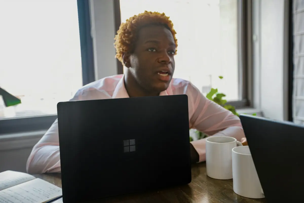 Mitarbeiter arbeitet konzentriert mit Microsoft 365 und Word 365 auf einem Surface Laptop