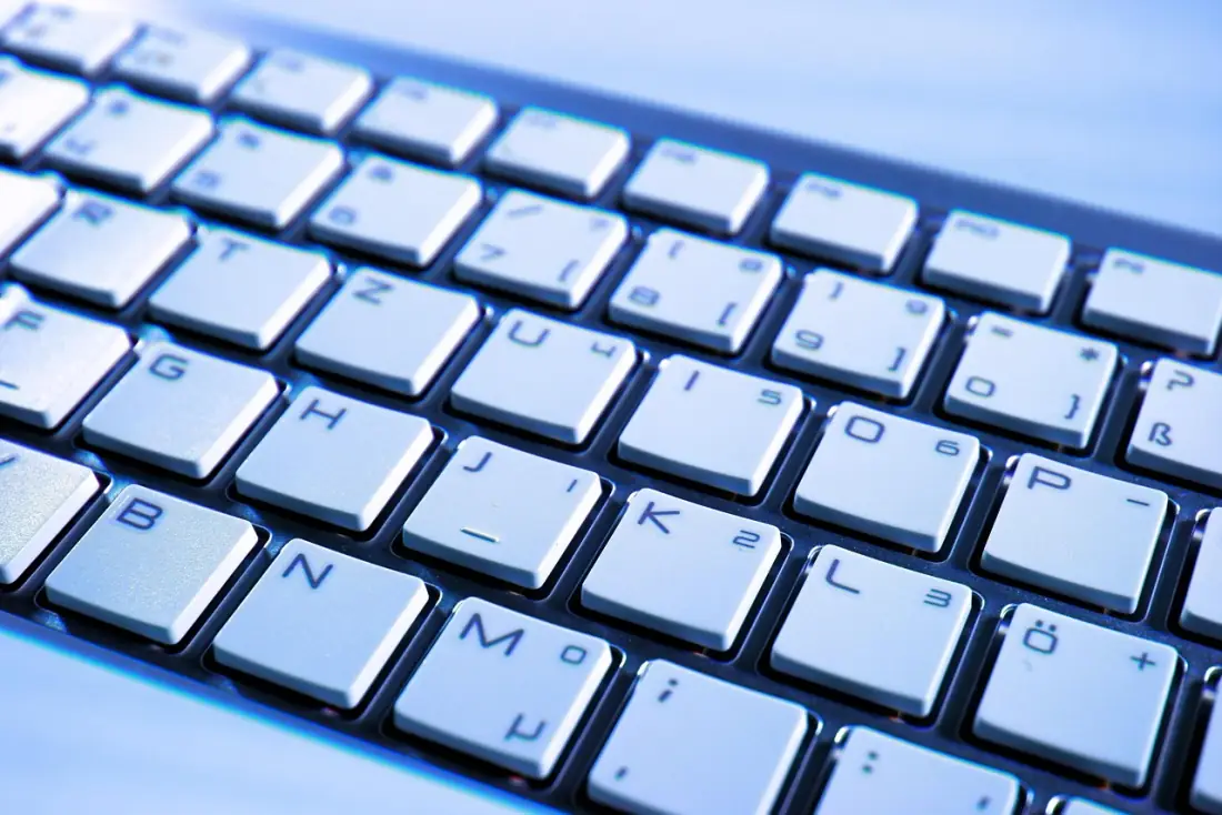 Tastatur-Closeup mit Hardware-Detail — Hardware-Optimierung gegen einen langsamen PC