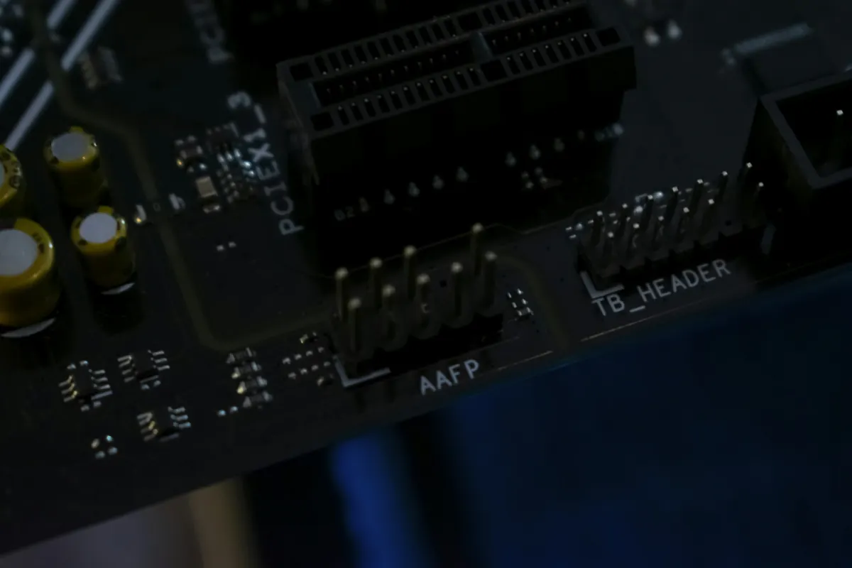 Nahaufnahme eines Server-Mainboards mit RAM-Sockeln und Bus-Leitungen