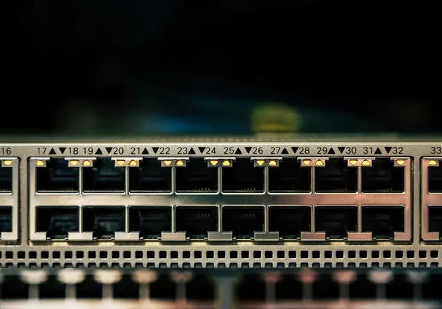 Failover-Cluster Switch im Server-Rack — redundante Datenpfade für KMU