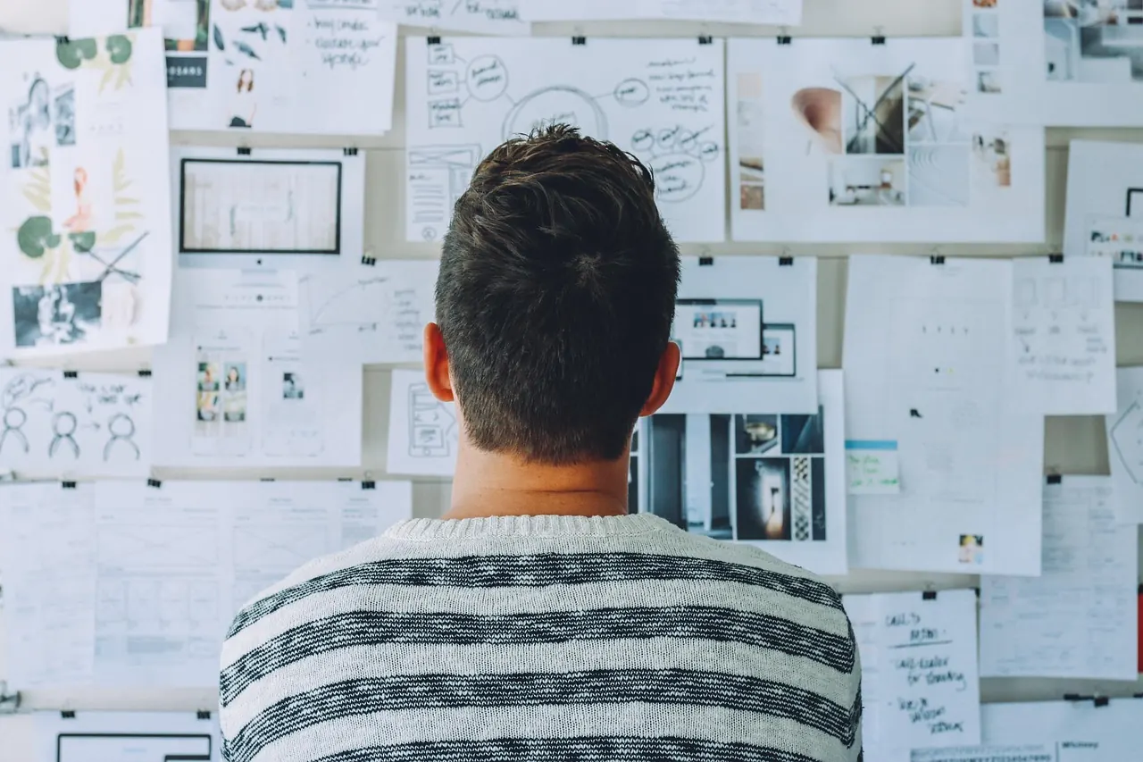 IT-Entscheider plant RPO- und RTO-Werte für Backup und Wiederherstellung am Whiteboard