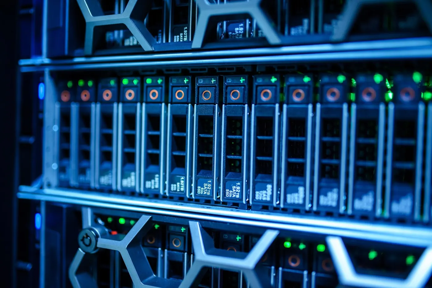 Server-Rack im Rechenzentrum mit blauen LEDs — Storage-Cluster und Hardware-Knoten für Windows Storage Spaces Direct