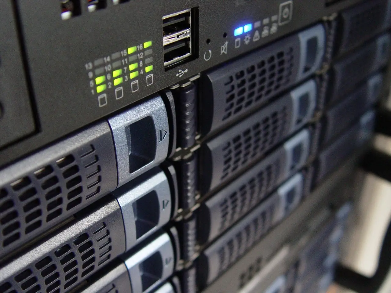 Enterprise-Storage-Rack in einem Rechenzentrum — typische SAN-Hardware mit Fibre-Channel-Verkabelung