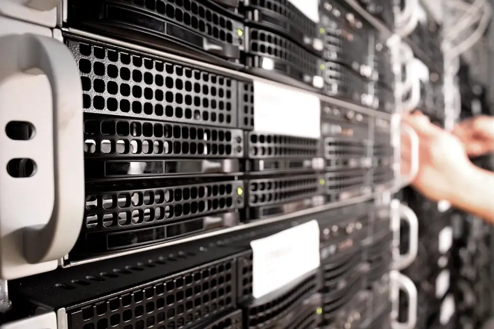 Server-Virtualisierung — Cloud-Server-Architektur mit Hypervisor und Datenbank-Anbindung