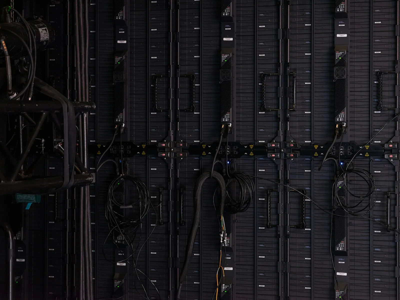 Serverraum Ausstattung 2026: Die 12 Komponenten für KMU (Hardware-Liste)