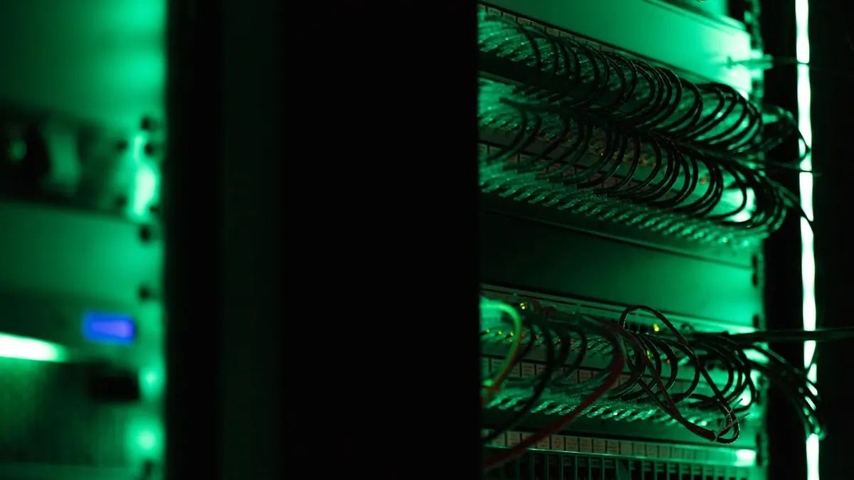 Serverraum Hardware im Rack — Netzwerk-Switch und Server-Ports mit Status-LEDs