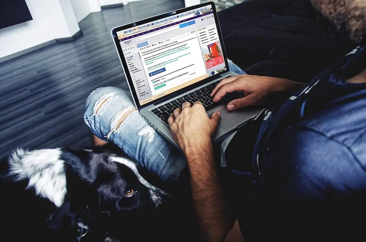 Geschäftsführer arbeitet im Homeoffice sicher im Browser — Browser-Sicherheit für KMU