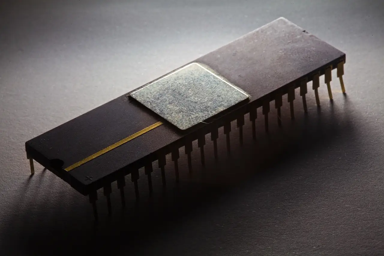 Mikrochip auf Leiterplatte — Silizium-Wafer und CPU-Strukturen in der Chip-Fertigung