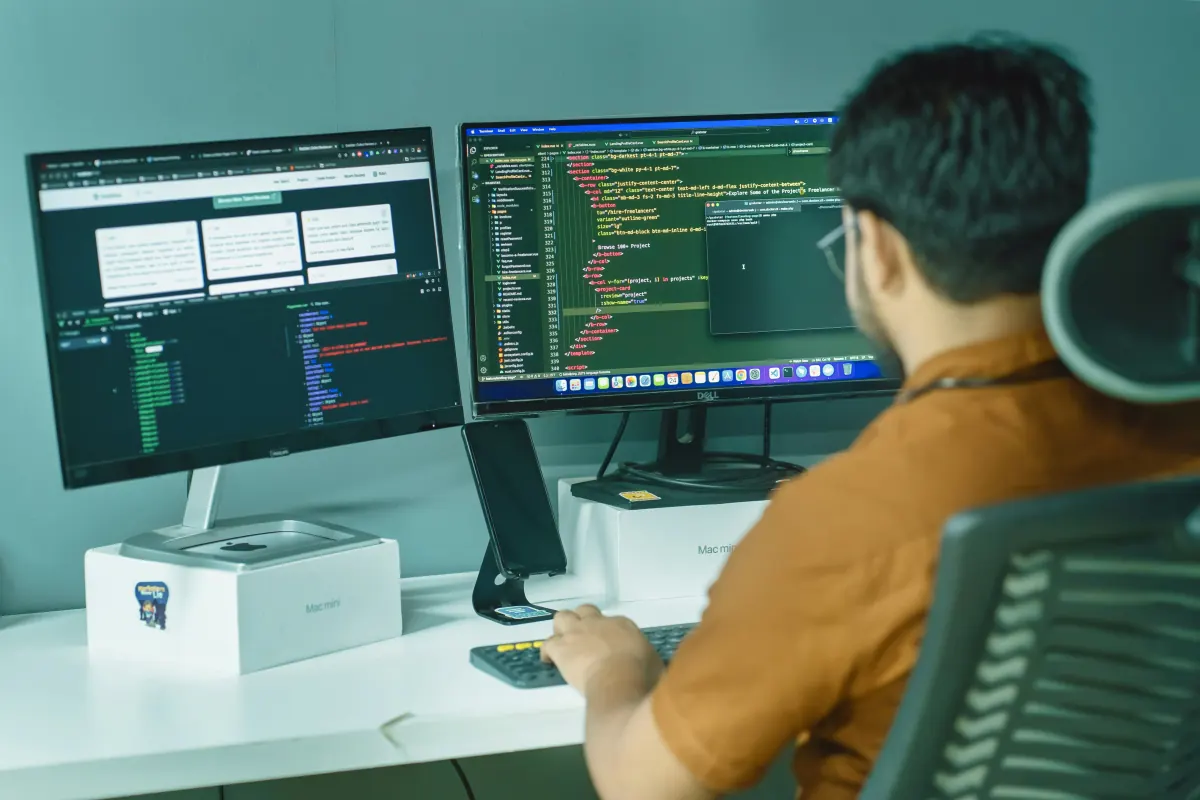 IT-Administrator überwacht Sophos Central Dashboard mit Firewall-Alerts und Synchronized-Security-Events auf zwei Monitoren