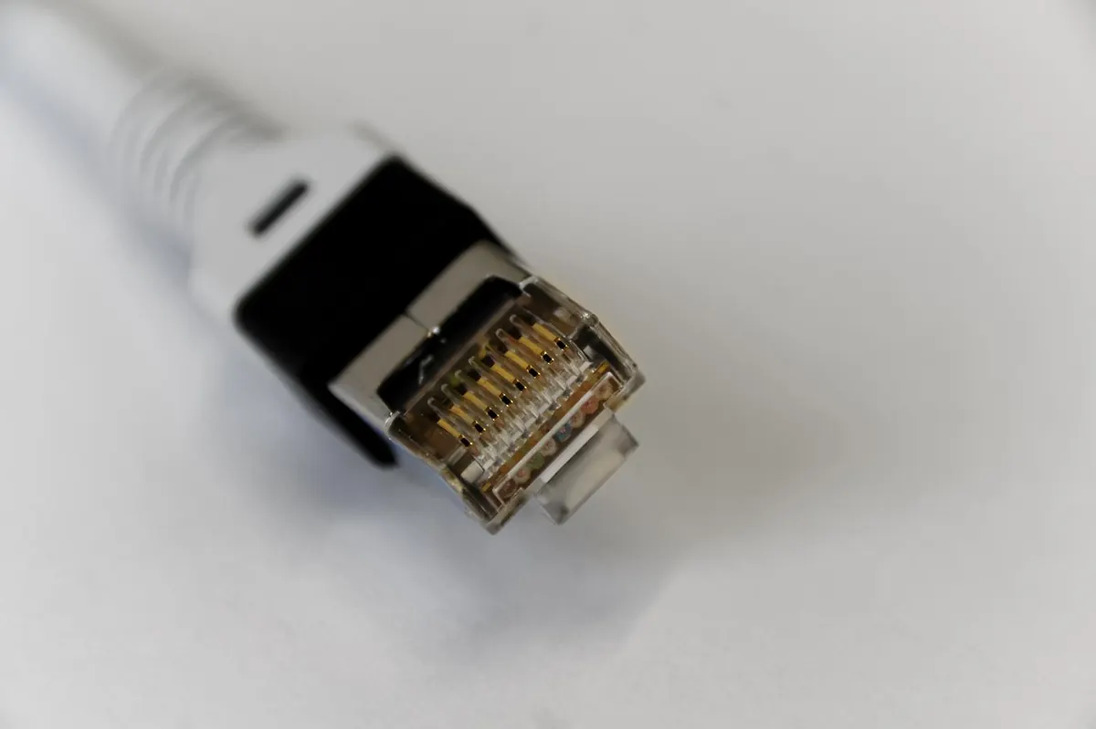 Strukturierte Netzwerkverkabelung mit nummerierten Patchkabeln — sauberes Subnetting macht das Netz dokumentierbar