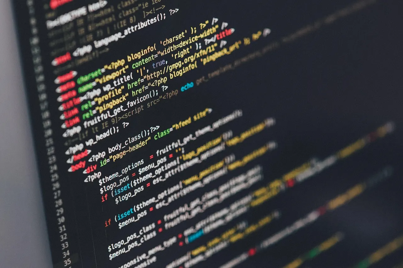 Systemadministrator bei der Arbeit — Code und Netzwerkkonfiguration auf mehreren Monitoren