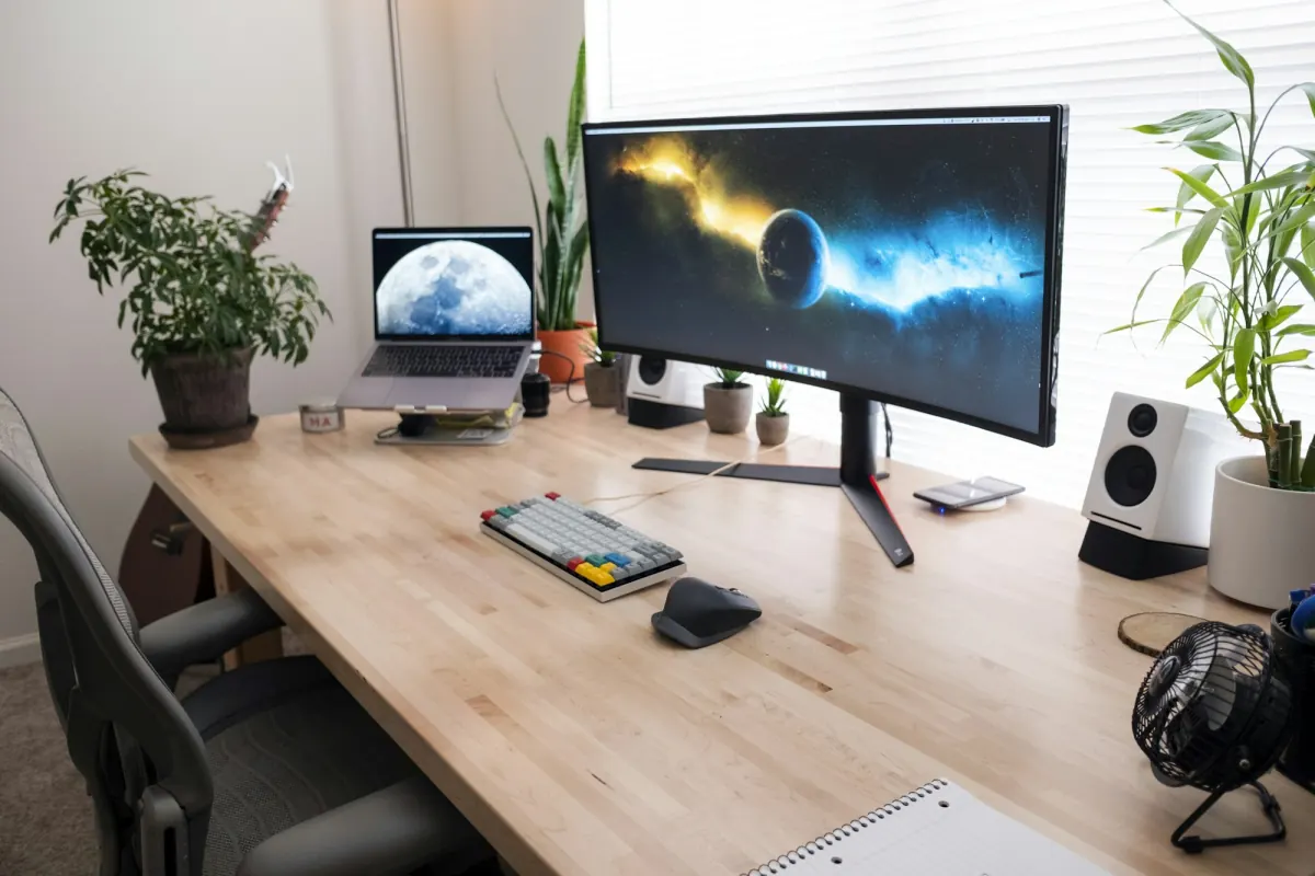 Tastatur am Arbeitsplatz im modernen Home Office — ergonomisches Setup für Bildschirmarbeit