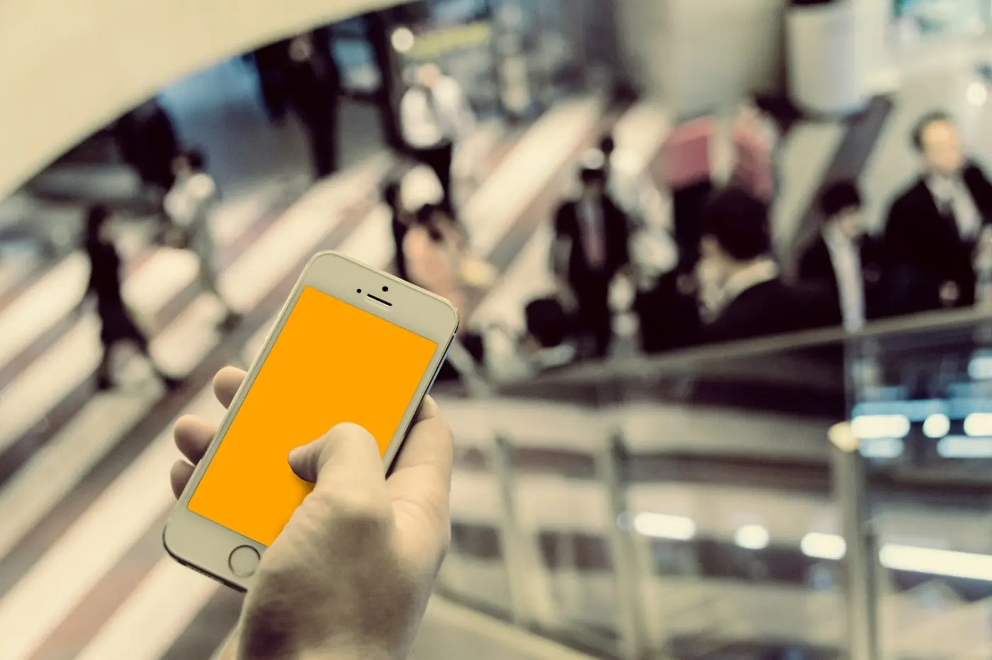 Smartphone mit E-Mail-Inbox am Schreibtisch — E-Mail-Management und Filterregeln in Thunderbird