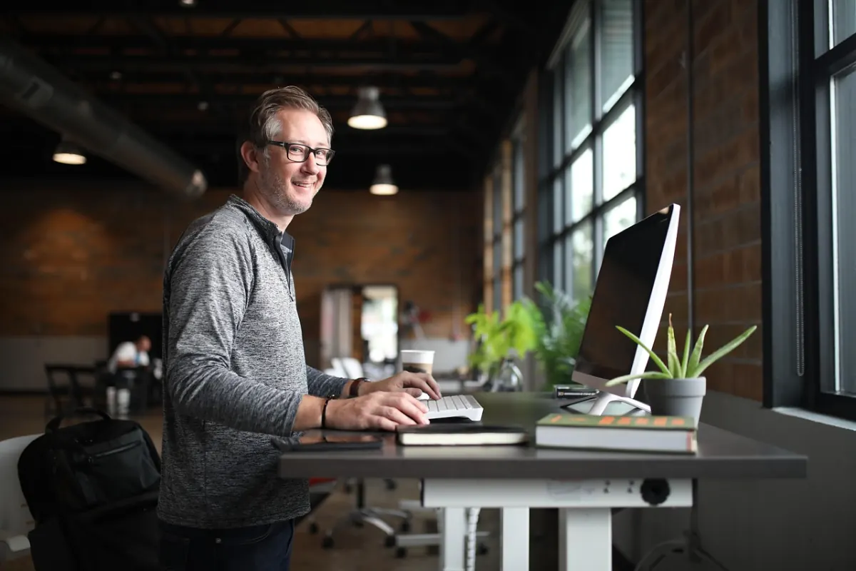 Mozilla Thunderbird Postfach-Übersicht mit Unified Folders und Quick Filter am Arbeitsplatz