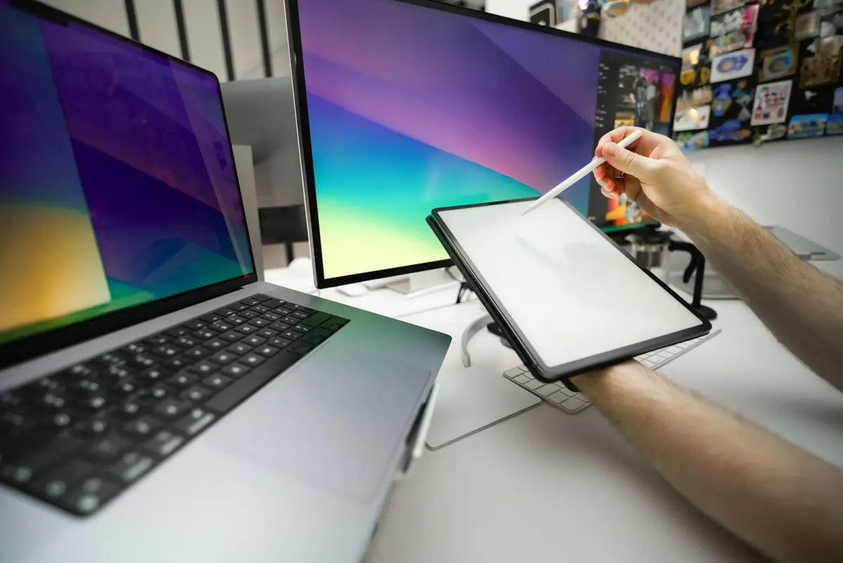 Windows-Notebook auf einem Schreibtisch — Touchpad-Einstellungen und Scrollverhalten konfigurieren