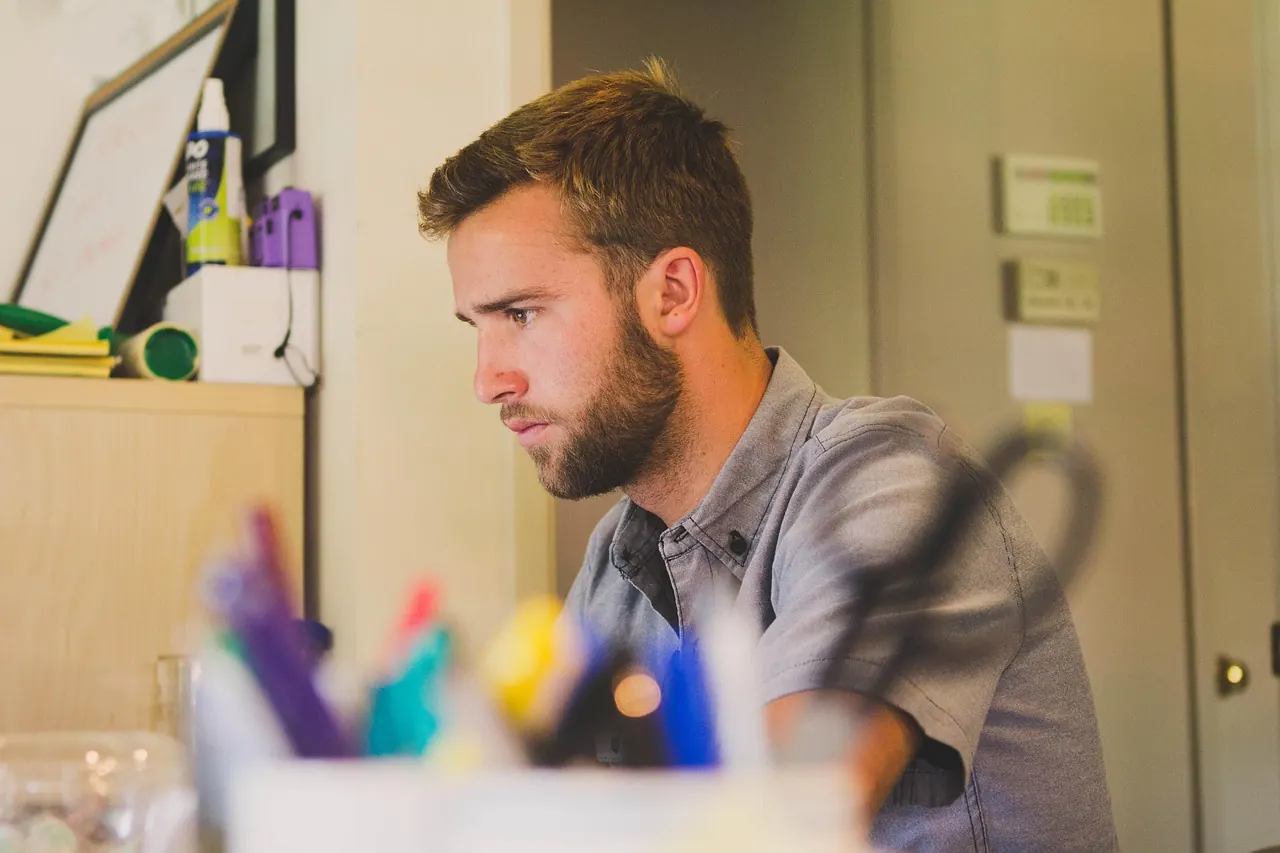 IT-Administrator am Arbeitsplatz prüft Treiber und Geräte-Manager im Unternehmen