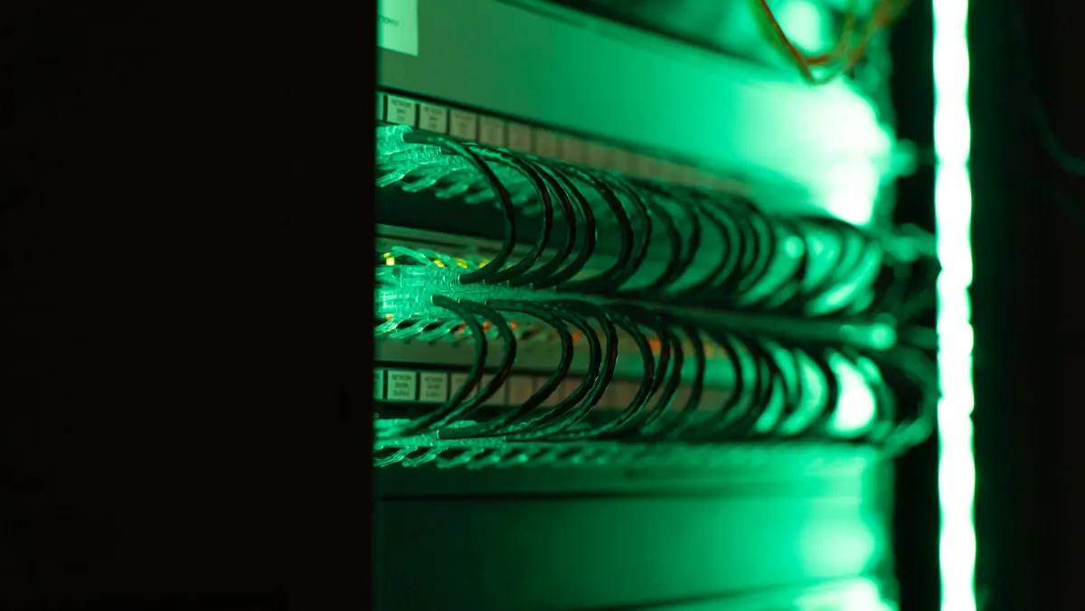 Veeam Backup Admin prüft Status der Restore-Jobs im Serverraum