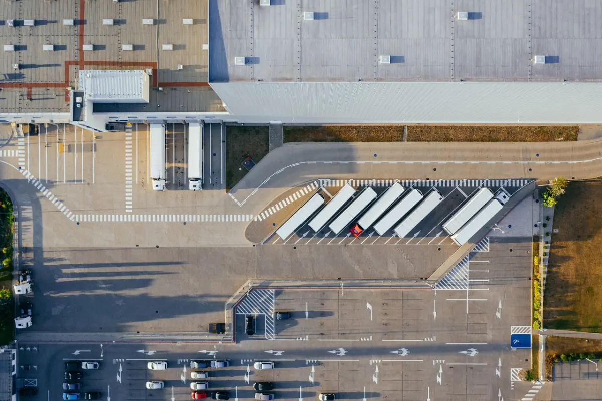 Vernetzte Logistik in der Praxis: Distributionszentrum mit LKW-Verladung und digitaler Wareneingangssteuerung