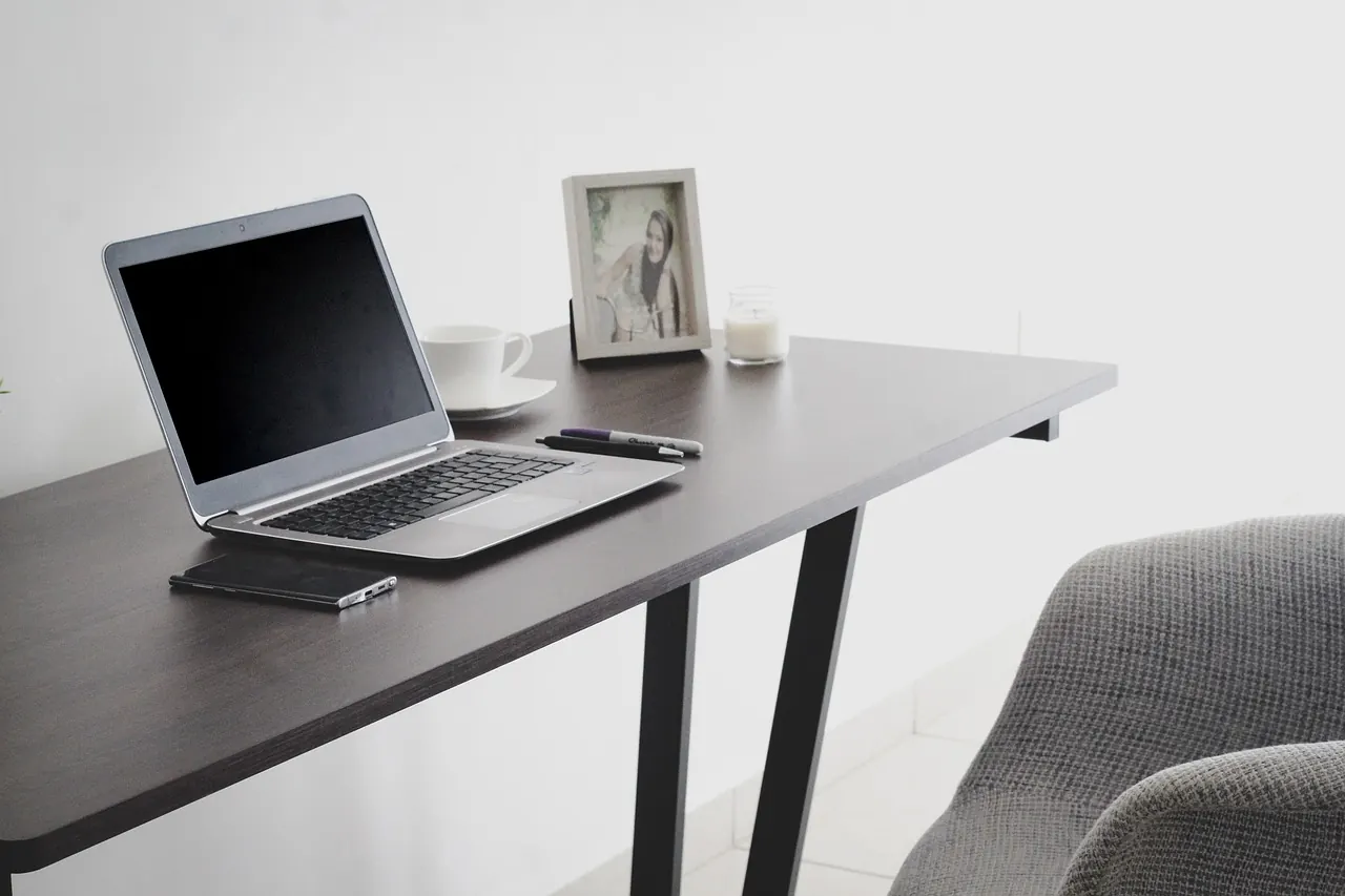 Moderner Homeoffice-Arbeitsplatz mit Laptop und externem Monitor — typisches Einsatzszenario für VDI
