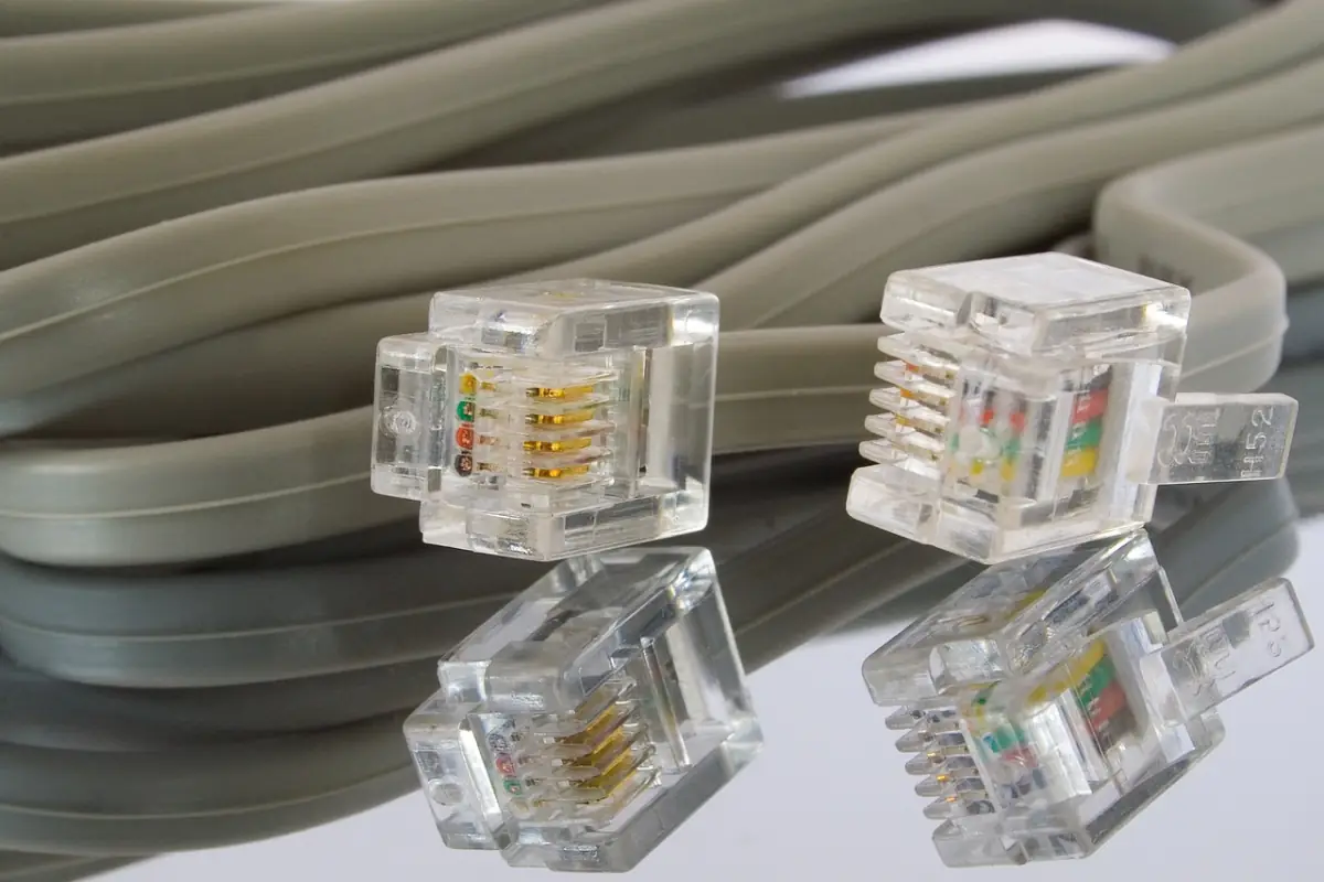 Ethernet-Kabel im Netzwerk-Switch: VLAN-Trennung ist die wichtigste Schutzschicht zwischen Gast- und Firmennetz