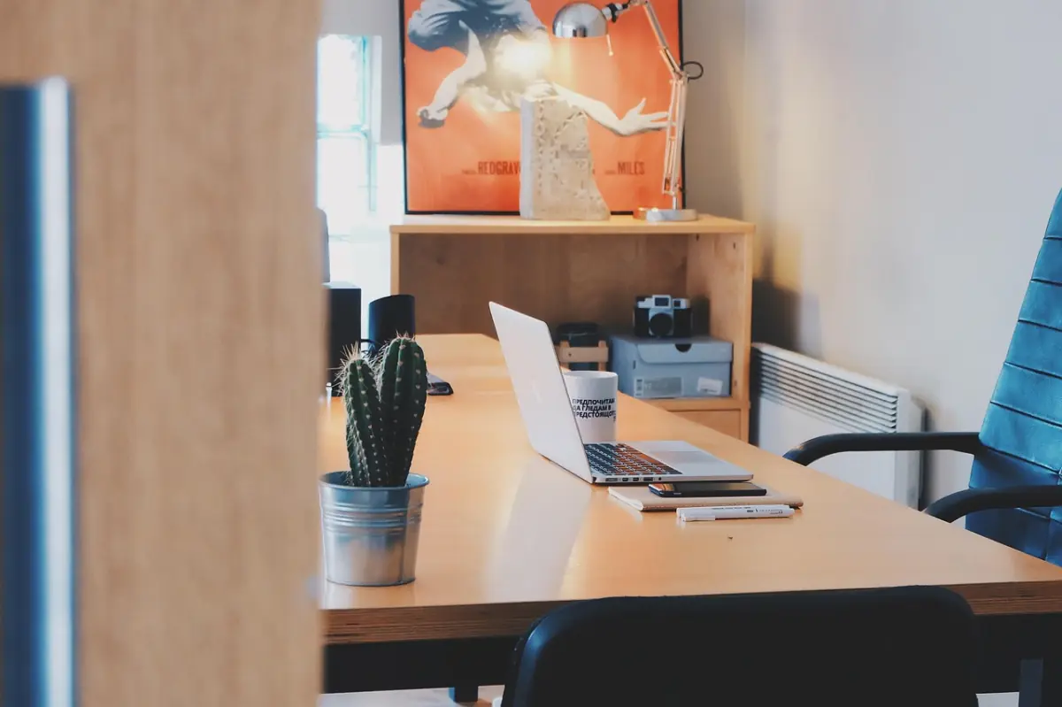 Blick durch die Tür ins Arbeitszimmer mit Desktop-PC — Vorbereitung des Windows-10-EOL-Umstiegs