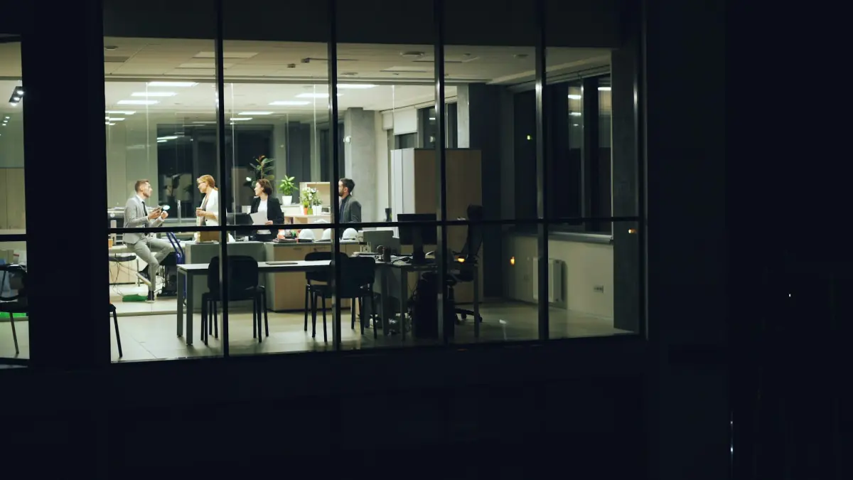 Team arbeitet im Modern Workplace mit Windows 11 und Microsoft 365 in einem modernen Buero