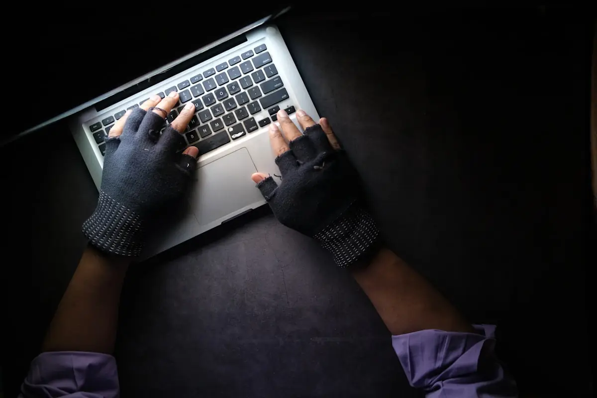 Hände an einem Laptop — Symbolbild für Cyberangriff auf veraltete Windows-7-Systeme