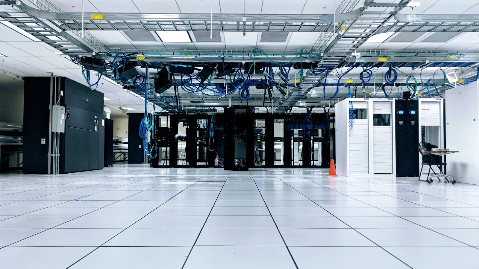 Modernes Rechenzentrum mit Server-Racks — Windows Server 2016 End of Life erfordert die Migration bis Januar 2027