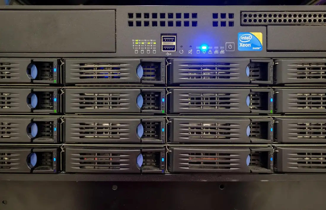 Windows Server Hardware — Festplatten-Bays in einem Rack-Server für Unternehmensumgebungen