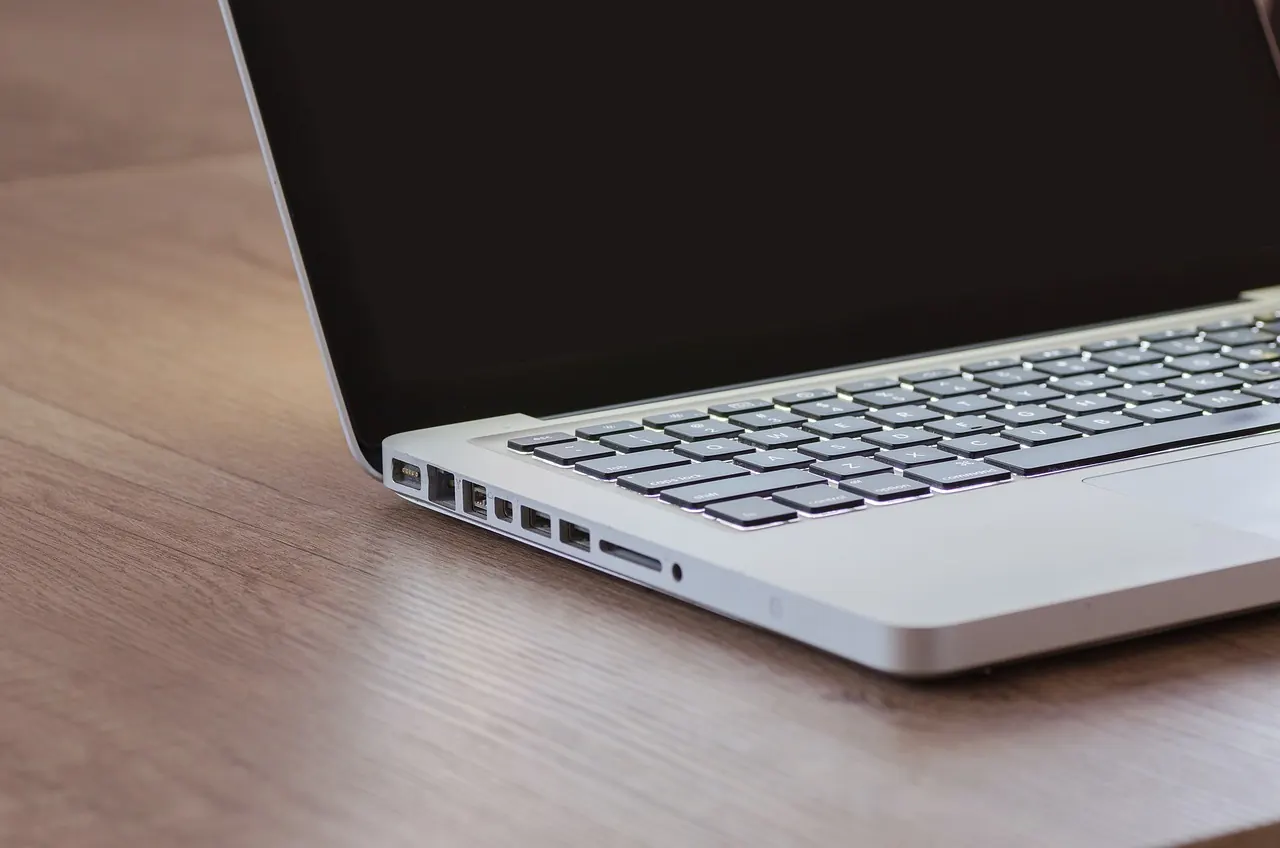 Laptop mit Wi-Fi-Verbindung — wireless local area network als Basis für mobiles Arbeiten