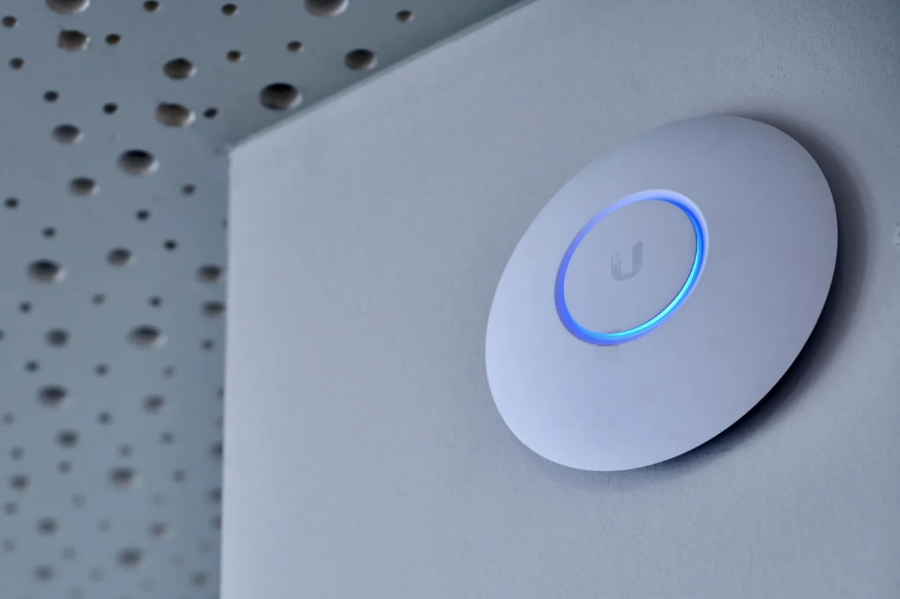 WLAN Access Point an der Decke — Wi-Fi-Infrastruktur als Grundlage kollaborativer Arbeit