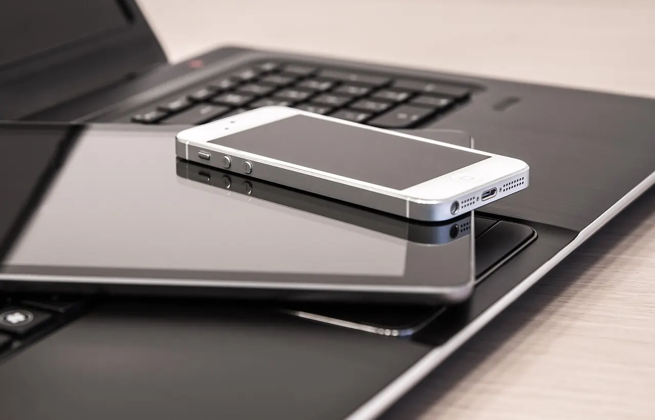 Smartphone Tablet und Laptop nebeneinander - Microsoft Word Mobile App auf allen Geraeten kostenlos