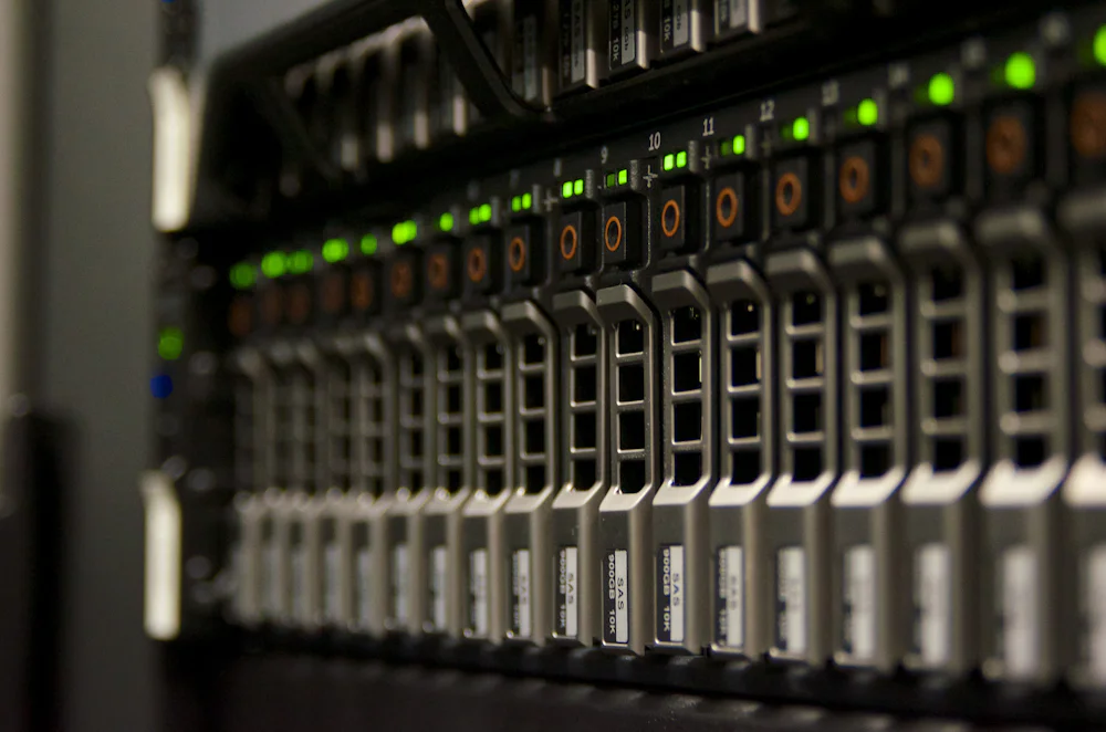 Server-Rack mit grünen Status-LEDs — sinnbildlich für zentrales Patch-Management mit WSUS oder Intune im Rechenzentrum