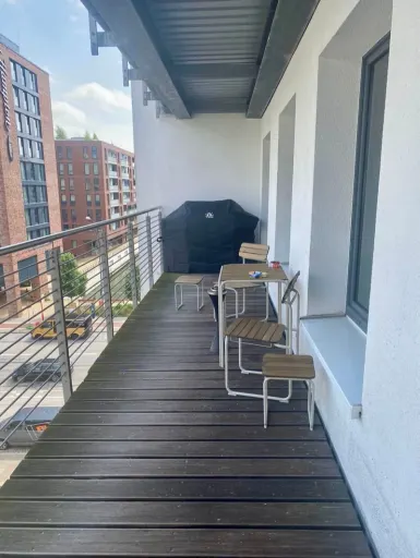 Blick vom Büro-Balkon auf die Hamburger Innenstadt — von hier aus betreut hagel IT Unternehmen als IT Service Hamburg