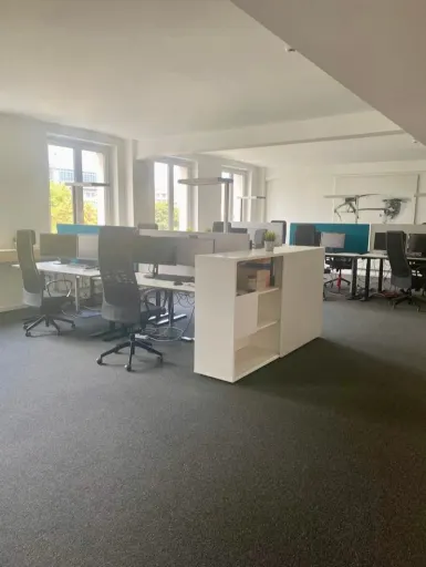 Lounge mit gemütlicher Couch für Pausen und Teamgespräche im Büro von hagel IT-Services in Hamburg