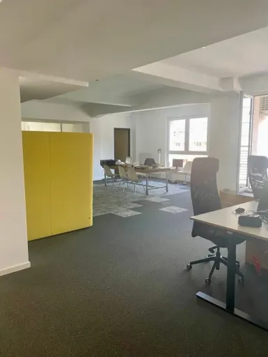 Heller Meetingraum mit Konferenztisch — hier plant das Team von hagel IT-Services IT-Projekte mit Kunden