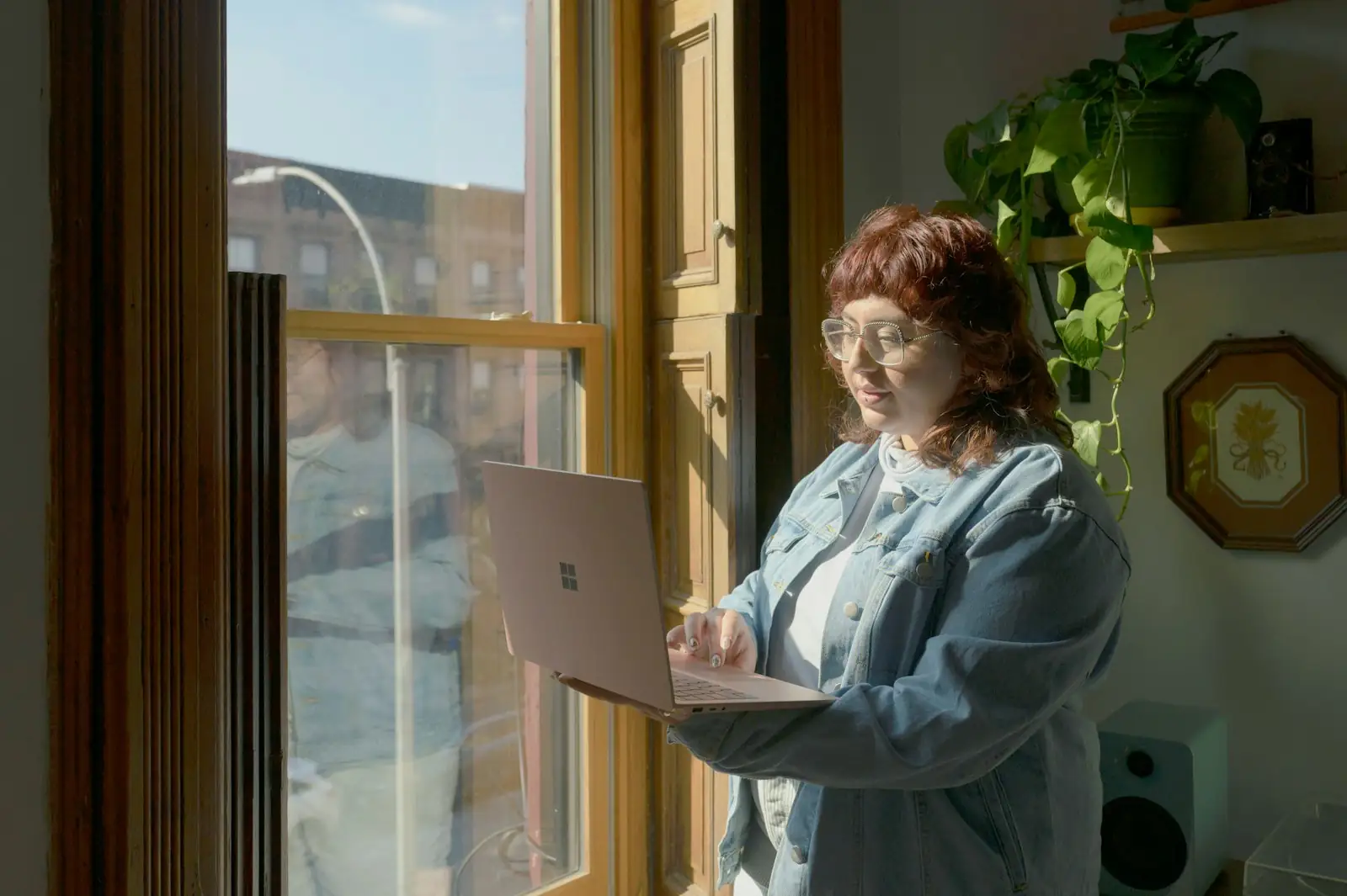 Cloud Workplace Hamburg — Mitarbeiterin arbeitet remote mit Microsoft 365 und Azure Virtual Desktop
