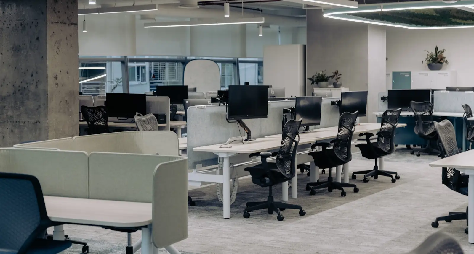 Desktop Management Hamburg — moderner Arbeitsplatz mit Notebook und IT-Service-Pauschale