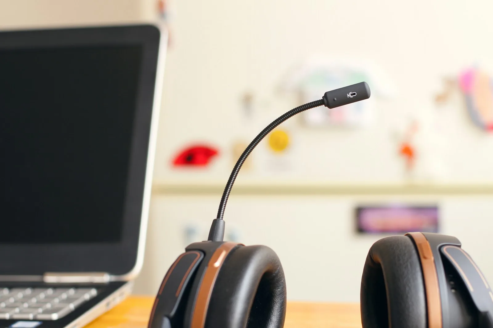 VoIP-Headset und Laptop auf einem modernen Schreibtisch — Cloud-Telefonanlage Hamburg von hagel IT (3CX-Partner)
